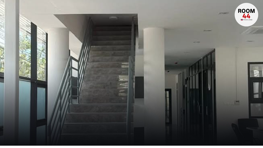 ปชน.งง อาคารใหม่ สน.สุทธิสาร มีบันไดแต่ขึ้นไม่ได้ ชื่อบริษัทชนะประมูลคุ้นๆ นึกถึงตอนแผ่นดินไหว