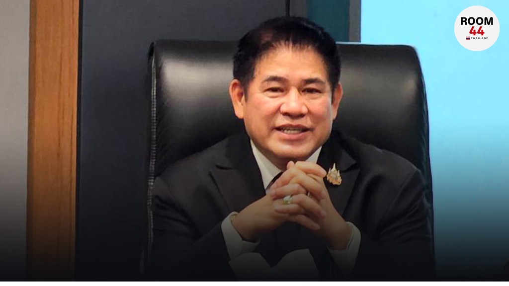 ‘ธรรมนัส’ เผยมติ ‘กล้าธรรม’ งดออกเสียง โหวตประธานสภาฯ-รองประธาน กำชับ สส. ศึกษาข้อบังคับก่อนพูด ลั่น ทำหน้าที่ให้ดีเพราะคนที่บ้านดูอยู่ วันที่ 15 มี.ค. 2569 ที่ห้อง 202 อาคารรัฐสภา ร.อ.ธรรมนัส พรหมเผ่า รองนายกฯ และรมว.เกษตรและสหกรณ์ ในฐานะประธานที่ปรึกษาพรรคกล้าธรรม และนางนฤมล ภิญโญสินวัฒน์ รมว.ศึกษาธิการ ในฐานะหัวหน้าพรรคกล้าธรรม ร่วมเป็นประธานการประชุม สส. เพื่อหารือถึงทิศทางการโหวตประธานสภาฯ และรองประธานสภาฯ โดย ร.อ.ธรรมนัส กล่าวว่า วันนี้เป็นวันแรกที่เข้าสู่การเป็นสมาชิกสภาผู้แทนราษฎร เต็มรูปแบบหลังจากที่เมื่อวันที่ 14 มี.ค. ก็ยินดีกับทุกท่านที่มาถึงวันนี้ ทุกคนมีความยากลำบากกว่าจะมาถึงวันนี้ ปฏิญาณตนเมื่อเข้าประชุมสภาเราก็ต้องกล่าวปฏิญาณตนทำหน้าที่ ซึ่งพวกท่านสามารถพูดได้ตลอดเวลา ท่านอยากจะพูดอะไรก็พูดได้แต่ก็ต้องอ่านข้อบังคับให้ดีๆ ตนเป็นสส.มา 3 สมัยยังจำไม่ได้เลย ต้องทำหน้าที่ให้ดีเพราะคนที่บ้านดูอยู่ว่าเมื่อไหร่ท่านจะกดไมค์พูด ซึ่งก็มีการถ่ายทอดสดทีวีรัฐสภา โดยส่วนใหญ่จะมีการประชุมสส.ในวันพุธและวันพฤหัส ยกเว้นในกรณีที่มีวาระสำคัญ เช่น การประชุม 2 สภา สส.และ สว. จากนั้นเวลา 09.25 น. ร.อ.ธรรมนัส เปิดเผยภายหลังประชุมพรรคกล้าธรรม ถึงทิศทางการโหวตประธานสภาฯ และรองประธานสภาฯ ว่า ที่ประชุม สส.พรรคกล้าธรรม มีมติงดออกเสียงในการเลือกประธานสภาฯ และรองประธานสภาฯ